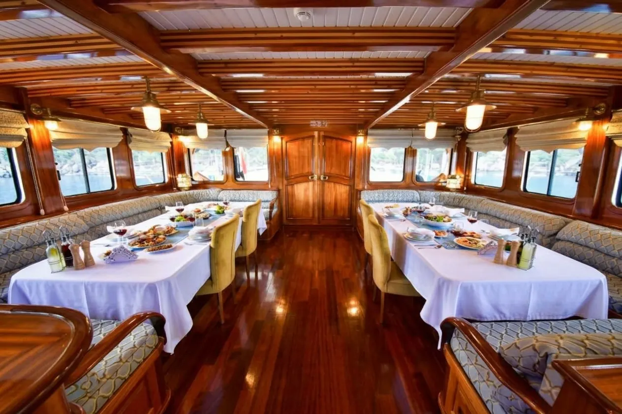 Queen Atlantis sailing in Göcek