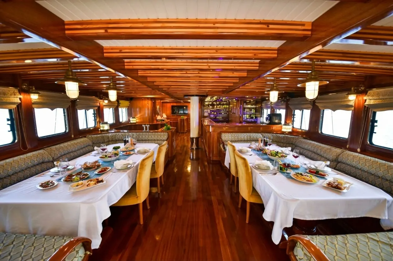 Queen Atlantis sailing in Göcek