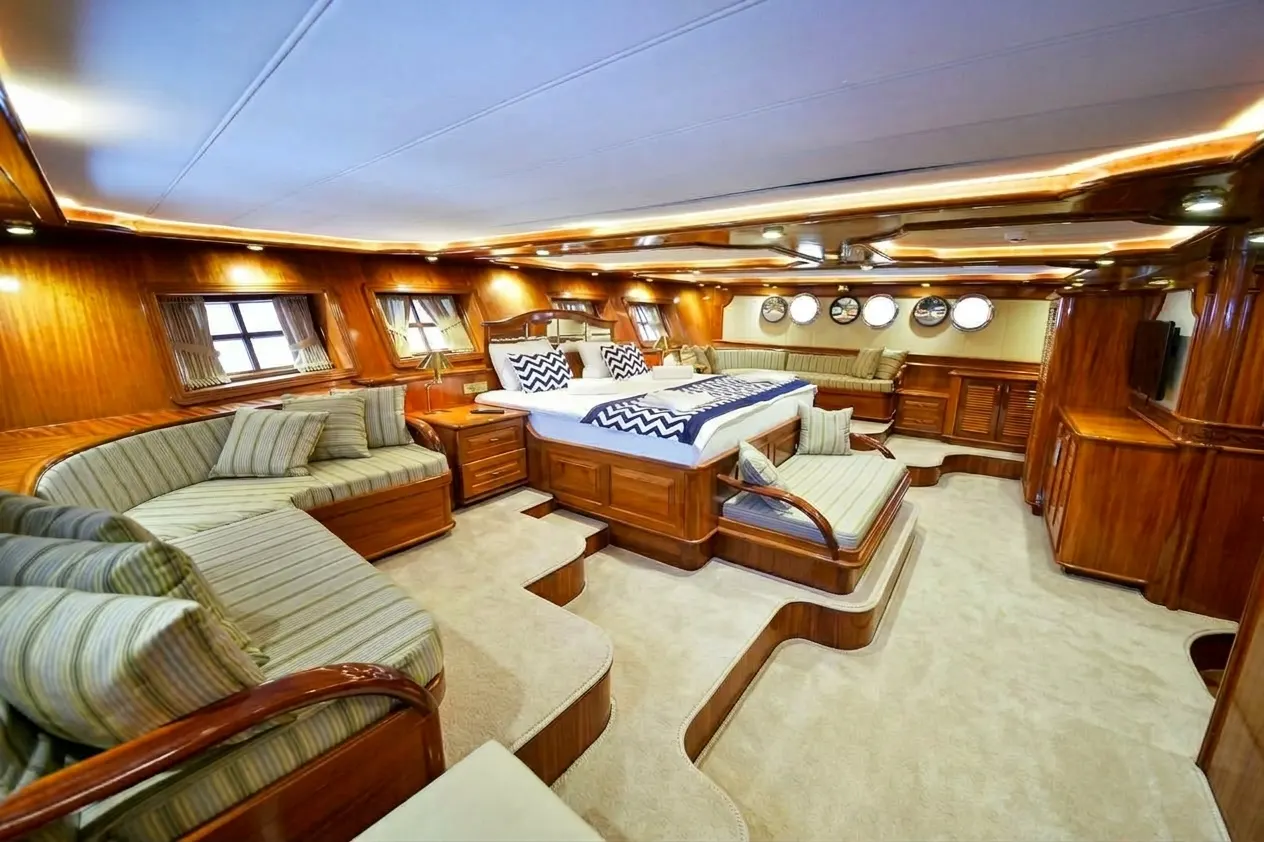 Queen Atlantis sailing in Göcek