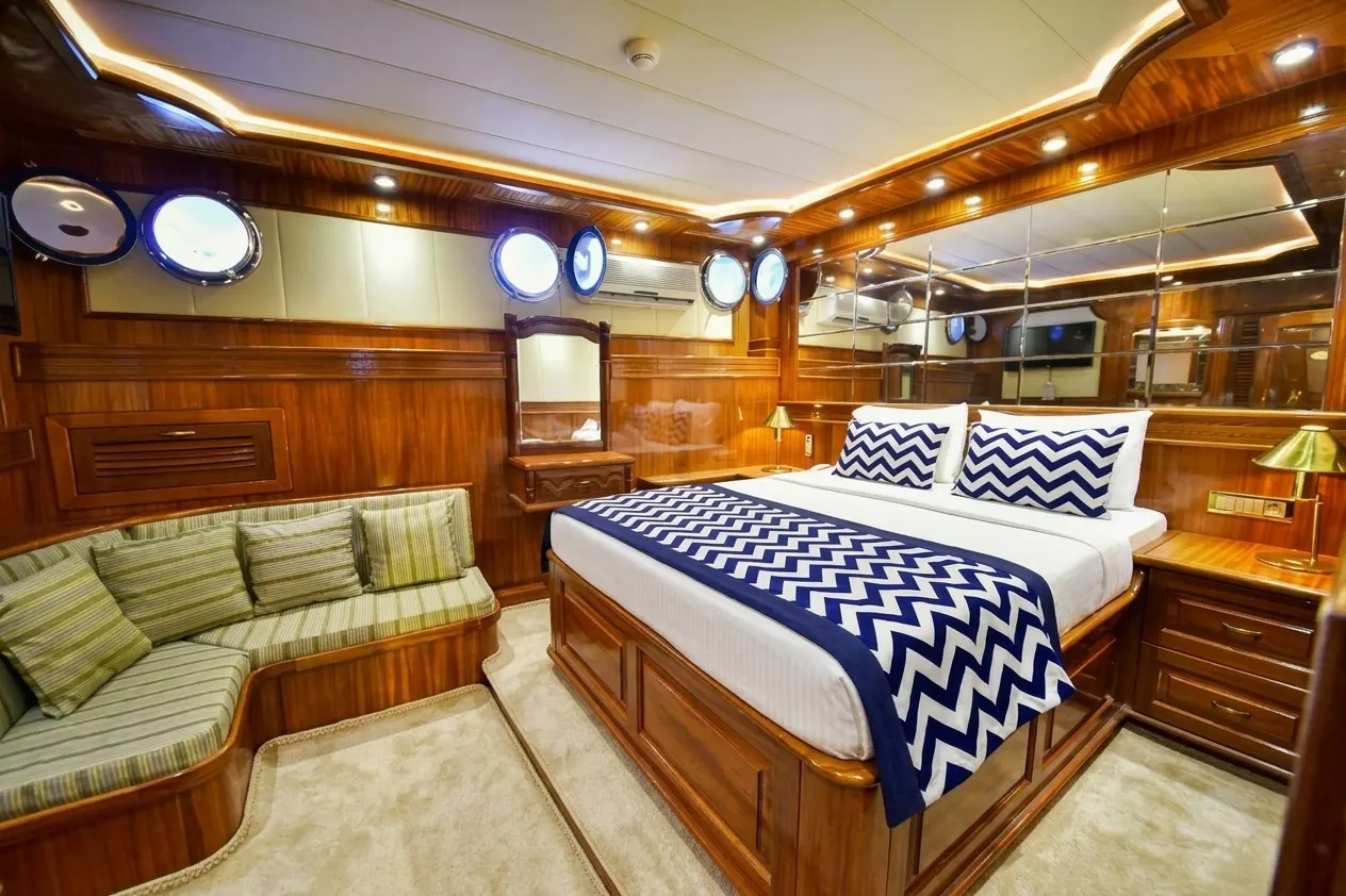 Queen Atlantis sailing in Göcek