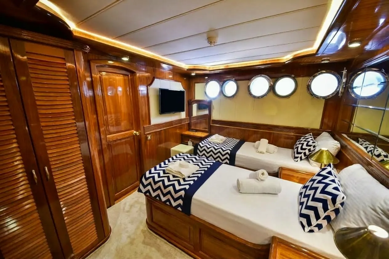 Queen Atlantis sailing in Göcek