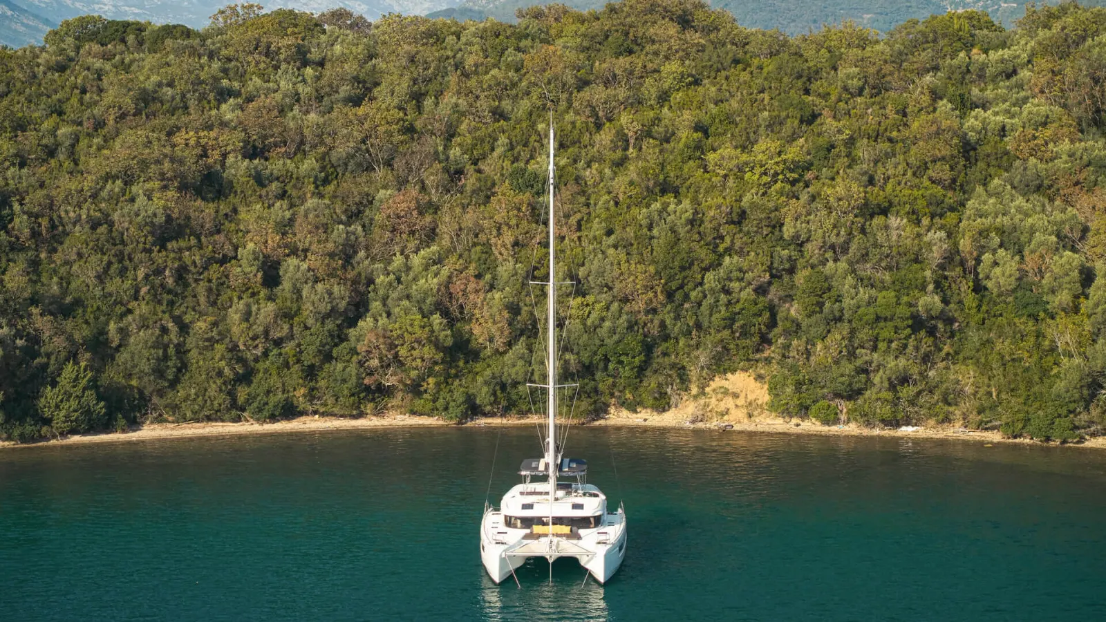 Naya Catamarán de Vela interior cabin view