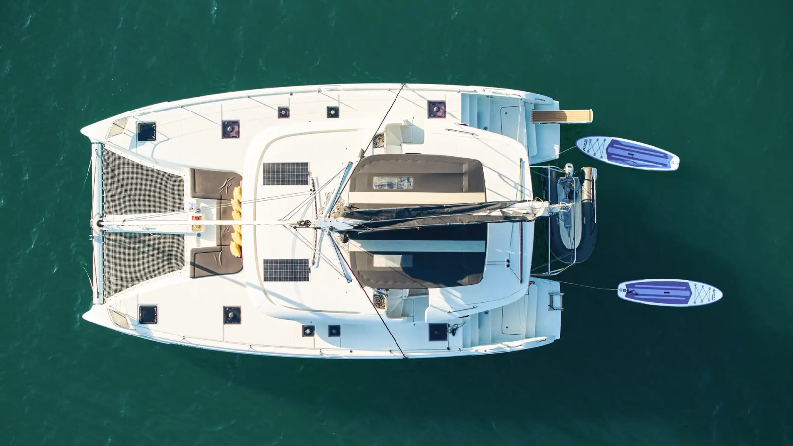 Naya Catamarán de Vela interior cabin view