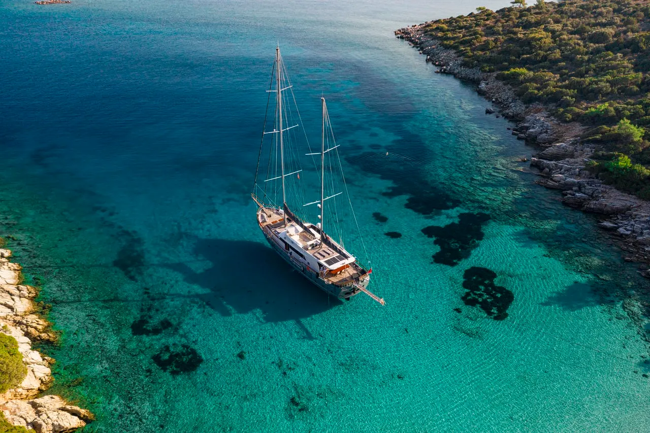 Virtuoso sailing in Lavrio