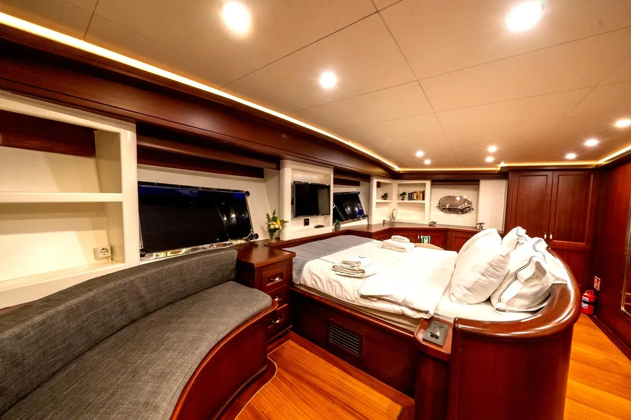 Virtuoso sailing in Lavrio
