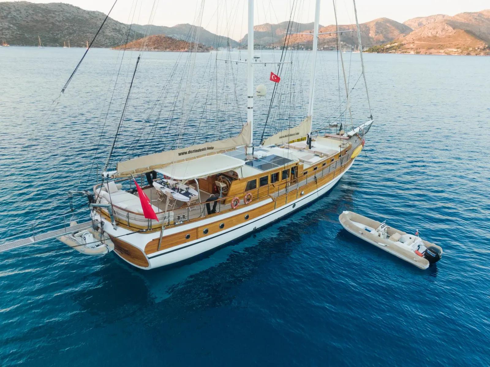 Derin Deniz Gulet interior cabin view