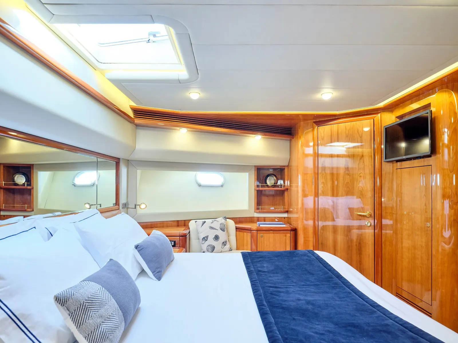 Estia Yi sailing in Athen