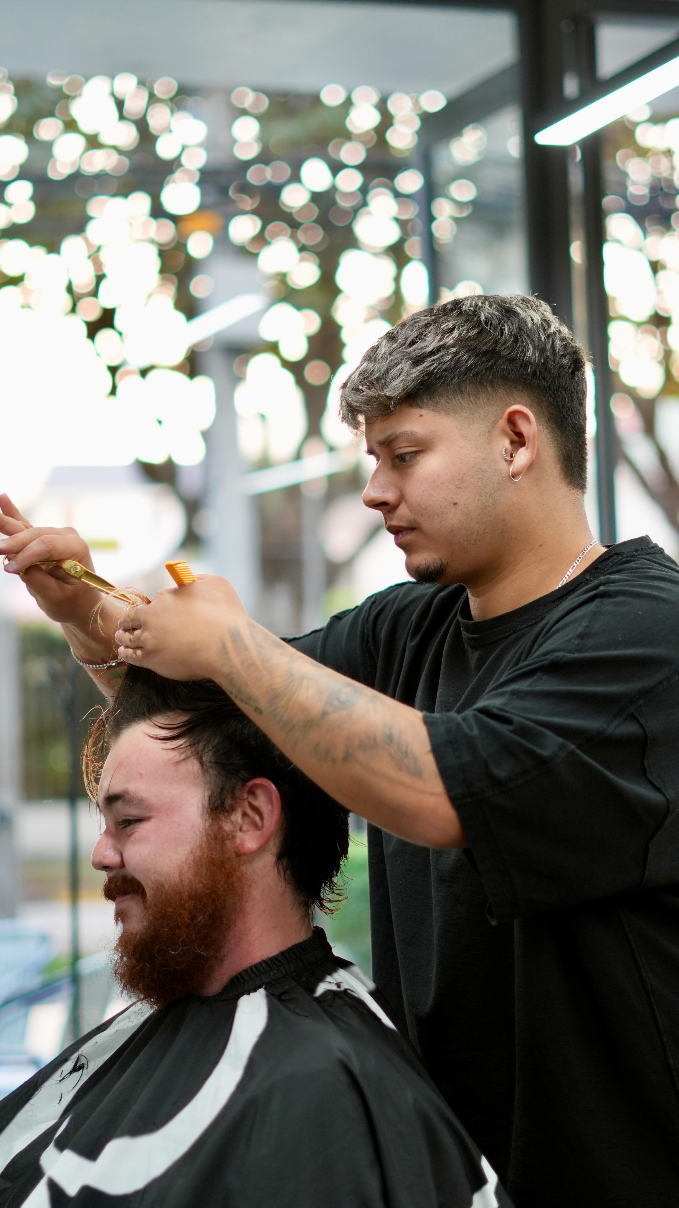 🌟 #ElevaTuAura – Experiencia Full Premium
Corte profesional, barba con paños calientes, cejas, exfoliación capilar y facial, limpieza con mascarilla gold y masaje final.
Renueva tu look, tu energía y tu aura.
Agenda tu servicio premium en Aura Salon. en AURA SALÓN & MALE GROOMING, Viña del Mar