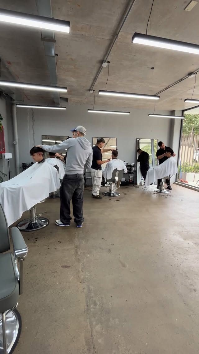 Todo el equipo en acción 💥✂️
Distintos estilos, una misma vibra: pasión por el corte, respeto por el detalle y amor por lo que hacemos.
Esto es Aura, trabajo en equipo y flow real.

#viñadelmar #aurasalon #elevatuaura en AURA SALÓN & MALE GROOMING, Viña del Mar