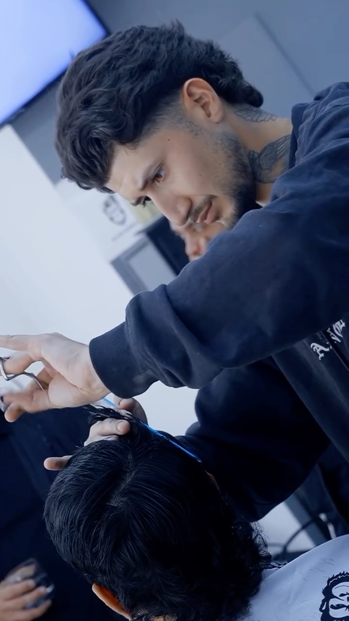 🔥 Seminario Aura Salon x Bastián Albornoz 🔥
Técnica, aprendizaje y mucha pasión por la barbería. 
.
.
.
.
Seguimos creciendo, seguimos elevando el nivel. 🚀
Parte 2?🫣 en AURA SALÓN & MALE GROOMING, Viña del Mar