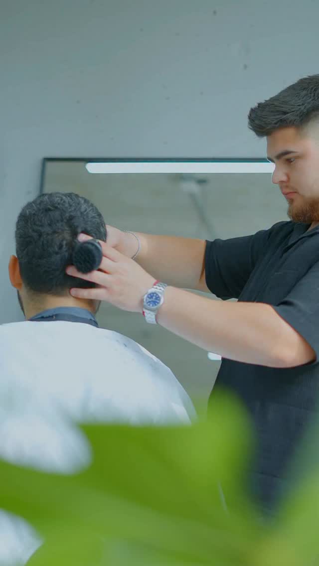 Perfilado y arreglo de barba con paños calientes en Aura Salon. Precisión, limpieza y una experiencia que eleva tu estilo. 🔥
.
.
.
.
#AuraSalon #BarbaPerfecta #PerfiladoDeBarba #PañosCalientes #EstiloMasculino en AURA SALÓN & MALE GROOMING, Viña del Mar