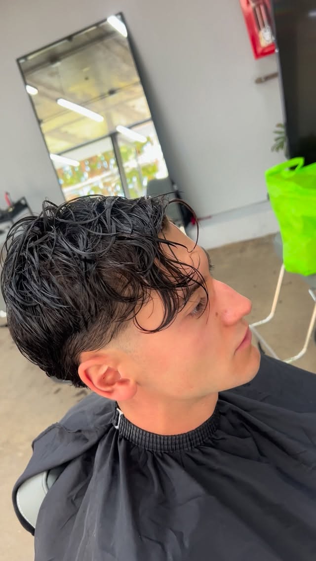 Transformamos tu look con una permanente de rulos llena de definición, volumen y estilo 🔥
Ideal para quienes buscan movimiento, personalidad y un cambio que se note 💈
¿Te atreves a marcar la diferencia?

#Rulos #PermanenteDeRulos #CambioDeLook #EstiloConActitud HairStyle BarberLife AuraStyl en AURA SALÓN & MALE GROOMING, Viña del Mar