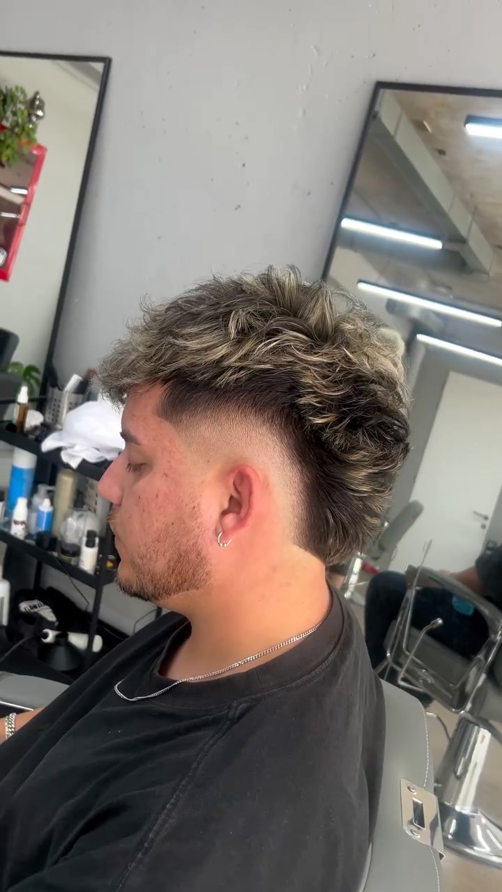 🔥✨ Summer hair, next level ✨🔥
Mechas verano 2026 con flow moderno y natural 💇‍♂️
Luz, contraste y actitud para romperla este verano en Viña del Mar 🌊
Esto no es un cambio… es un upgrade de aura.
#AuraSalon #SummerHair2026 #MechasModernas #ViñaDelMar HairUpgrade AuraVibes en AURA SALÓN & MALE GROOMING, Viña del Mar