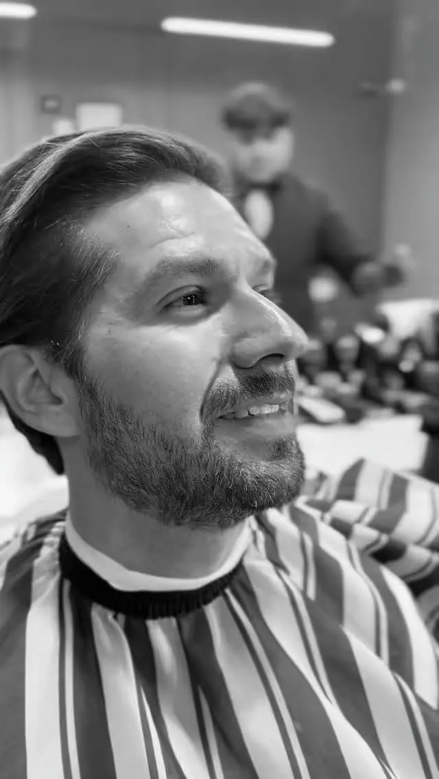 CAMBRIDGE: El ritual que tu rostro (y tu mente) necesitan. 🧖‍♂️✂️ 
Corte o Arreglo de barba + Facial 

Imagina esto: El vapor liberando tensiones, un facial diseñado para revitalizar tu piel y el dominio de la tijera dándole forma a tu mejor versión. El Servicio Cambridge es nuestro tributo al cuid en Barbería Londres