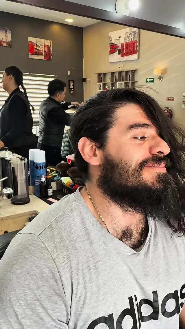 Tu imagen es tu primera tarjeta de presentación. Mantener un corte impecable no es cuestión de ego, es respeto por uno mismo. Domina los detalles y el resto llegará por añadidura! en Barbería Londres