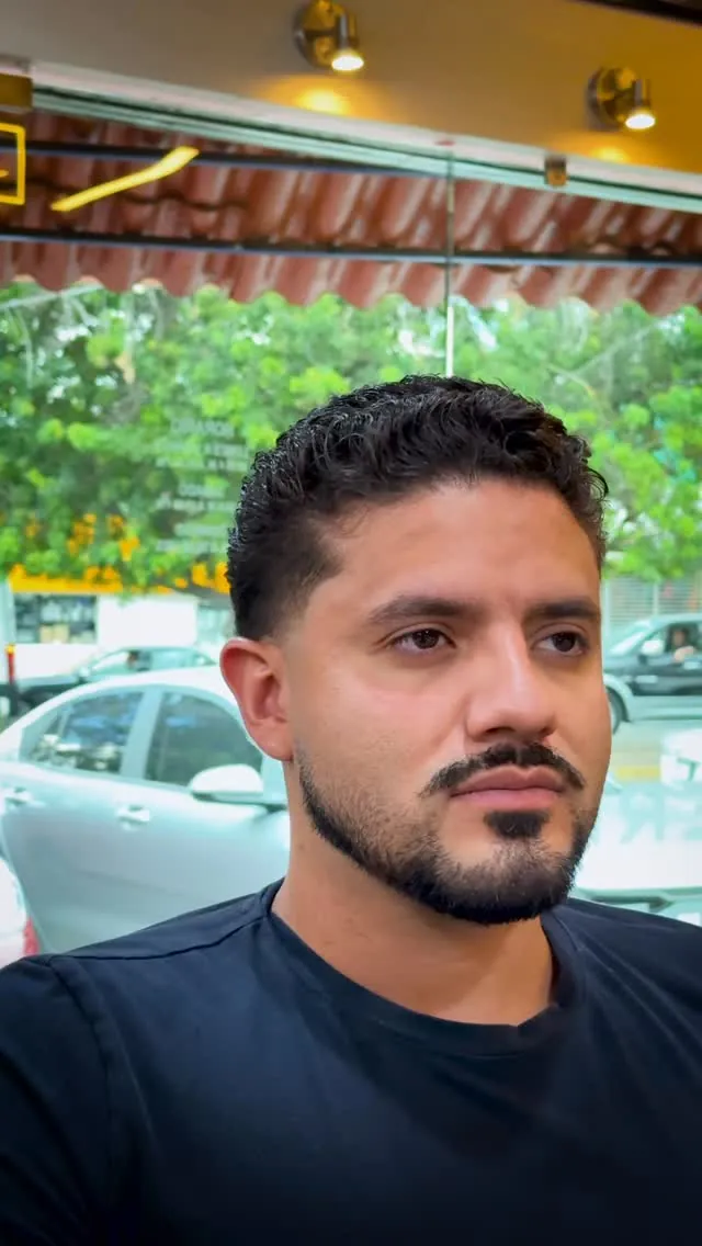 Menos es más. La barba italiana es el arte de la estructura y el cuidado impecable. ¿Listo para llevar este look?

#barba #beard #barberialondresoficial #cuidadopersonal #gentleman en Barbería Londres