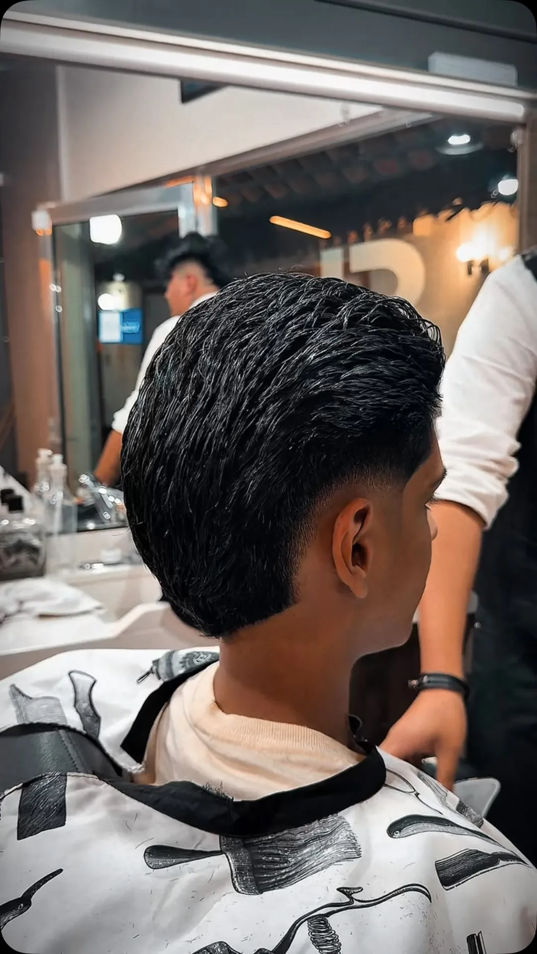 La diferencia está en los detalles. Un degradado limpio, proporciones bien definidas y un acabado que mantiene el estilo incluso después de varios días.

En Barbería Londres no solo cortamos cabello, creamos una imagen que habla por ti. 💈

Agenda tu cita y vive la experiencia.

#BarberíaLondres #Qu en Barbería Londres