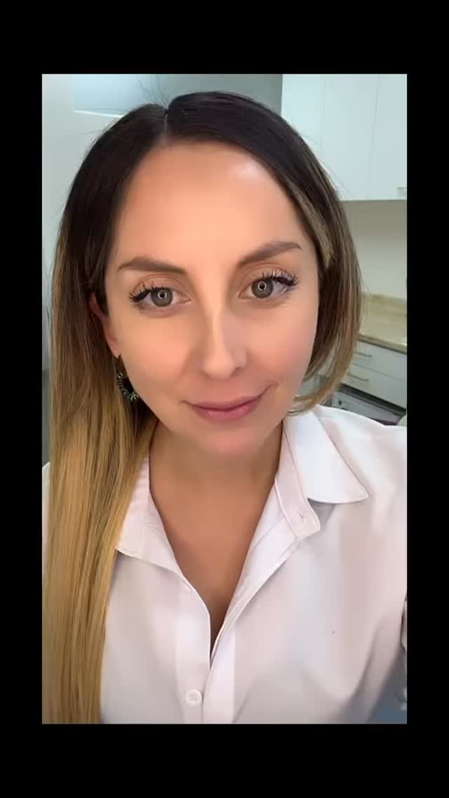 💋 Un pequeño truco que hace una gran diferencia es hidratar tus labios antes de maquillarlos. Cuando la piel está suave e hidratada, el labial se aplica mejor, dura más y se ve mucho más uniforme. ✨

Yo intento maquillar mis labios de forma sutil para resaltar su forma natural y lograr un acabado armonioso (ya saben que soy fan de lo preventivo 😅).

Y si además quieren mejorar la hidratación, suavidad y apariencia de sus labios desde la base, HydraLips puede ser un excelente complemento. Este tratamiento ayuda a hidratar profundamente los labios, aportando luminosidad y una apariencia más saludable, sin perder su naturalidad. 💕

En mi día a día casi no uso maquillaje, generalmente solo bloqueador solar, porque gran parte de mi rutina está enfocada en cuidar y potenciar la piel desde dentro. ✨

#HydraLips #LabiosBonitos #MaquillajeDeLabios #LabiosHidratados #bellezapreventiva en Clinical Glow · Clínica Estética, Viña del Mar