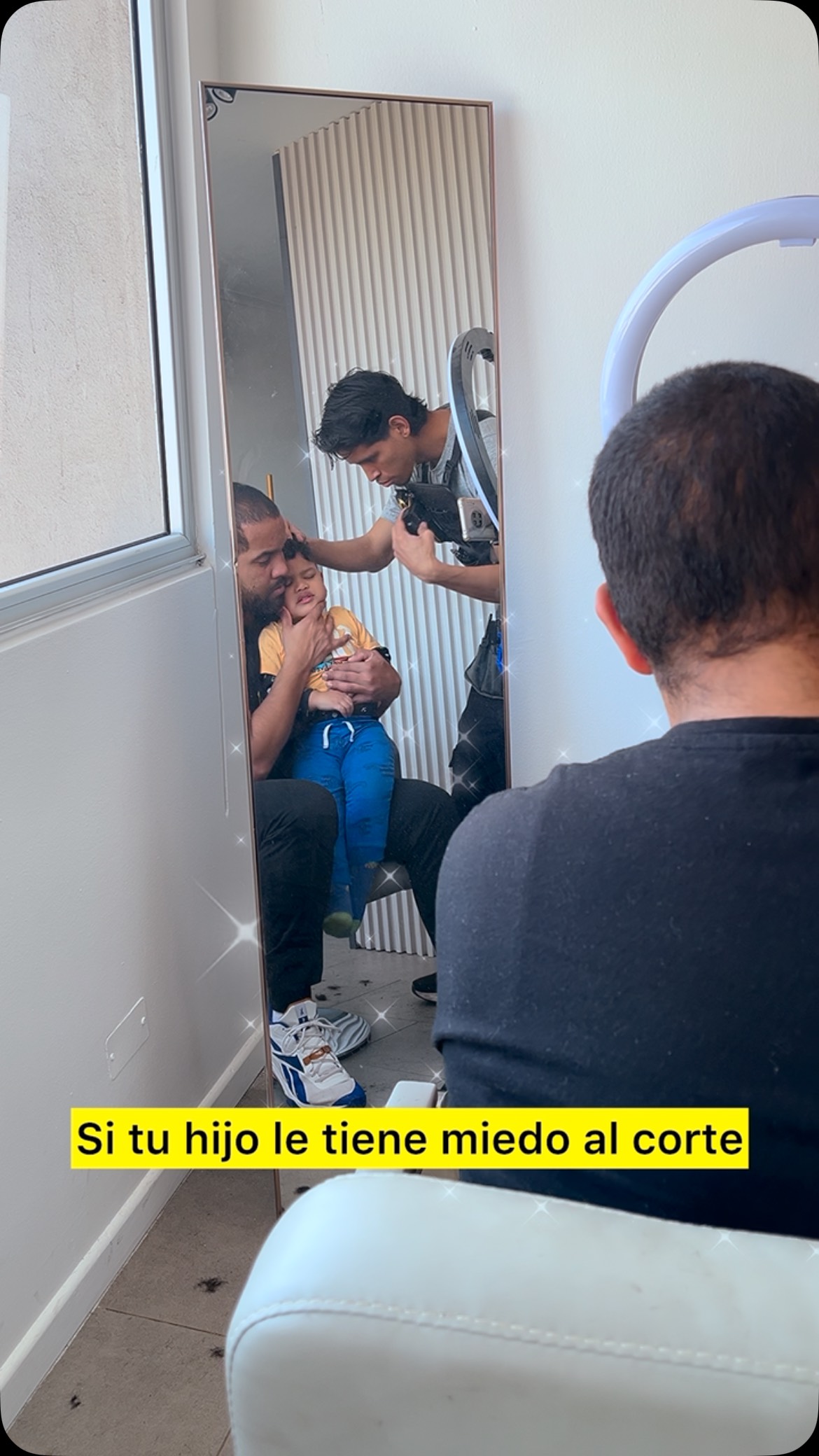 👶✂️ ¡Tu pequeño también merece verse increíble!
El corte perfecto para que se sienta cómodo, feliz y con mucho estilo 😎💈

En nuestra barbería nos encargamos de que cada visita sea una experiencia divertida y sin miedo.
#barberia  #parati #barberossantiagodechile 
📲 Agenda su cita fácil y rápido aquí 👇
https://app.rezrva.com/@elbarberomodern en El Barbero Moderno, Santiago