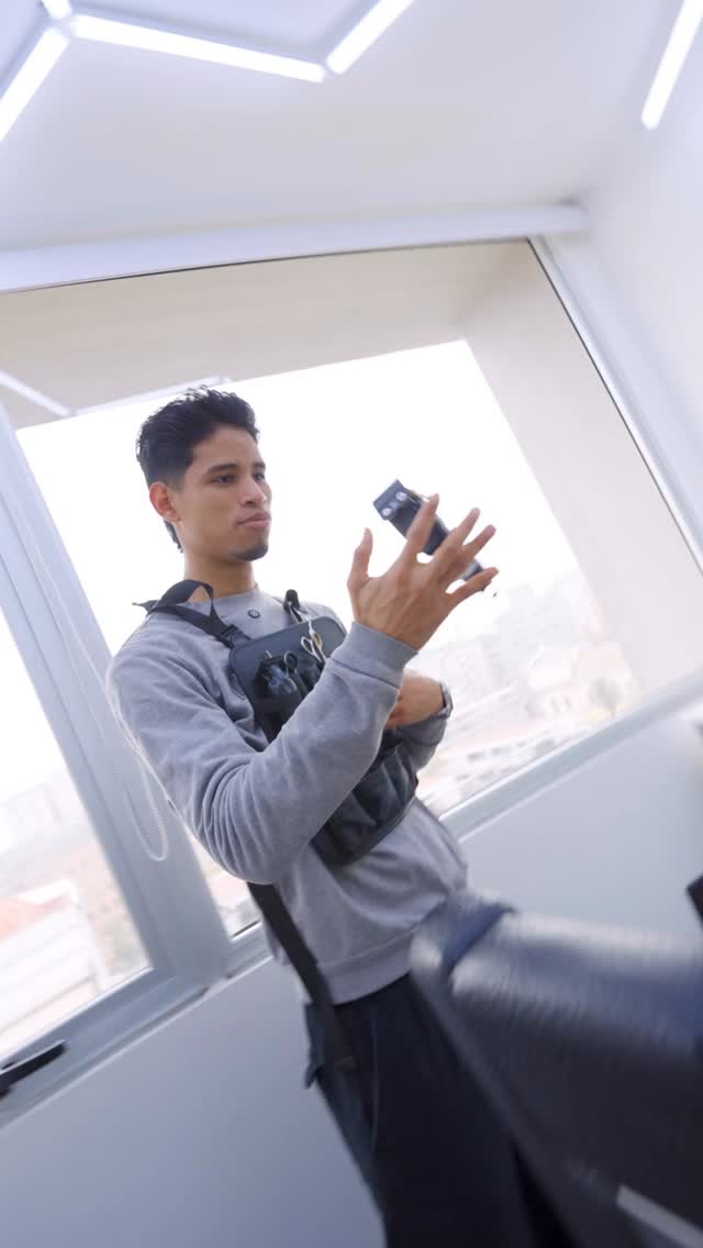 ¿Cansado de la barbería de siempre?  En Barbero Moderno no solo te hacemos un corte, te regalamos una experiencia. Un espacio privado, cómodo y diseñado para que te desconectes del caos de la ciudad mientras te ponemos al punto.  Estamos ubicados a pasos del Metro Universidad de Chile. ¿Listo para un cambio? Haz clic en el enlace de nuestra bio y agenda tu cita. ¡Tu mejor versión te espera! #santigo en El Barbero Moderno, Santiago