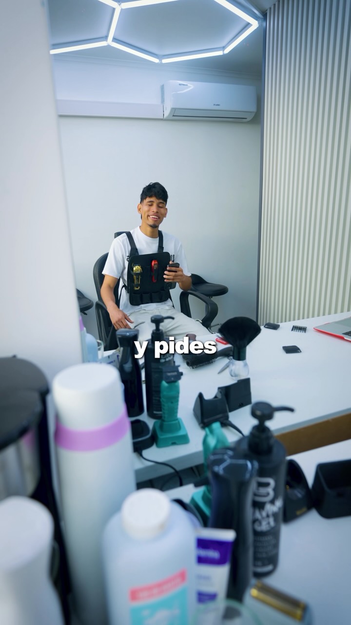 💈 ¿Siempre llegas a la barbería sin saber qué corte hacerte y terminas con el mismo de siempre? 👀✂️

La idea no es simplemente cortar tu cabello, sino entenderlo. 🔥

Conmigo aprenderás cómo funciona tu tipo de cabello, qué corte favorece más la forma de tu rostro y cómo sacarle el máximo provecho a tu estilo. Analizo tus facciones, la textura de tu cabello y su crecimiento para adaptar el corte a ti, porque no todos los cortes funcionan igual para todos. 💯

Tu imagen merece más que un corte de siempre. Merece un estilo pensado para ti. 💈🖤

📍 Visítame en San Diego 333, Santiago.

📲 Agenda tu próxima cita aquí:
https://elbarberomoderno.synaptechspa.cl/dashboard.html

#elbarberomoderno #Barbería #AsesoríaDeImagen #CortesDeCabello #BarberíaSantiago EstiloPersonal en El Barbero Moderno, Santiago