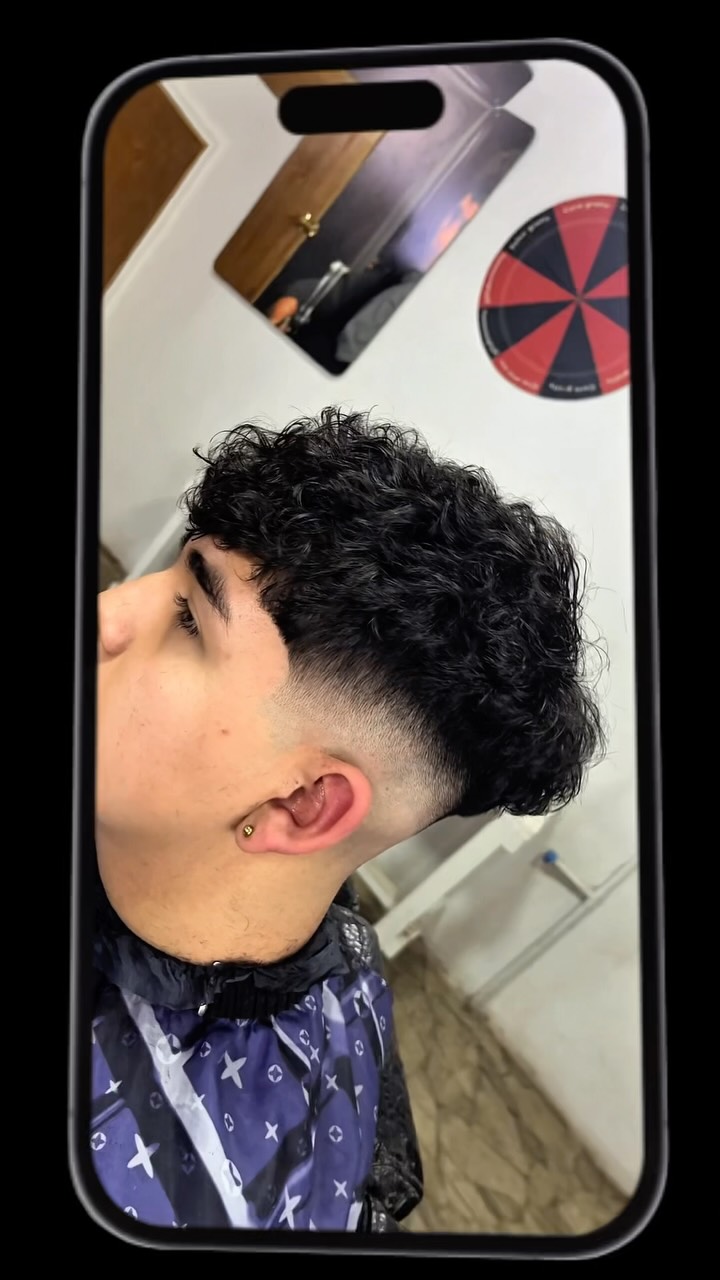 Semi ondulacion permanente, escríbenos al dm si quieres realizarte un cambio asi ✅💈#barber #chile #corte #permanente #studio en Studio Luxury, Talagante