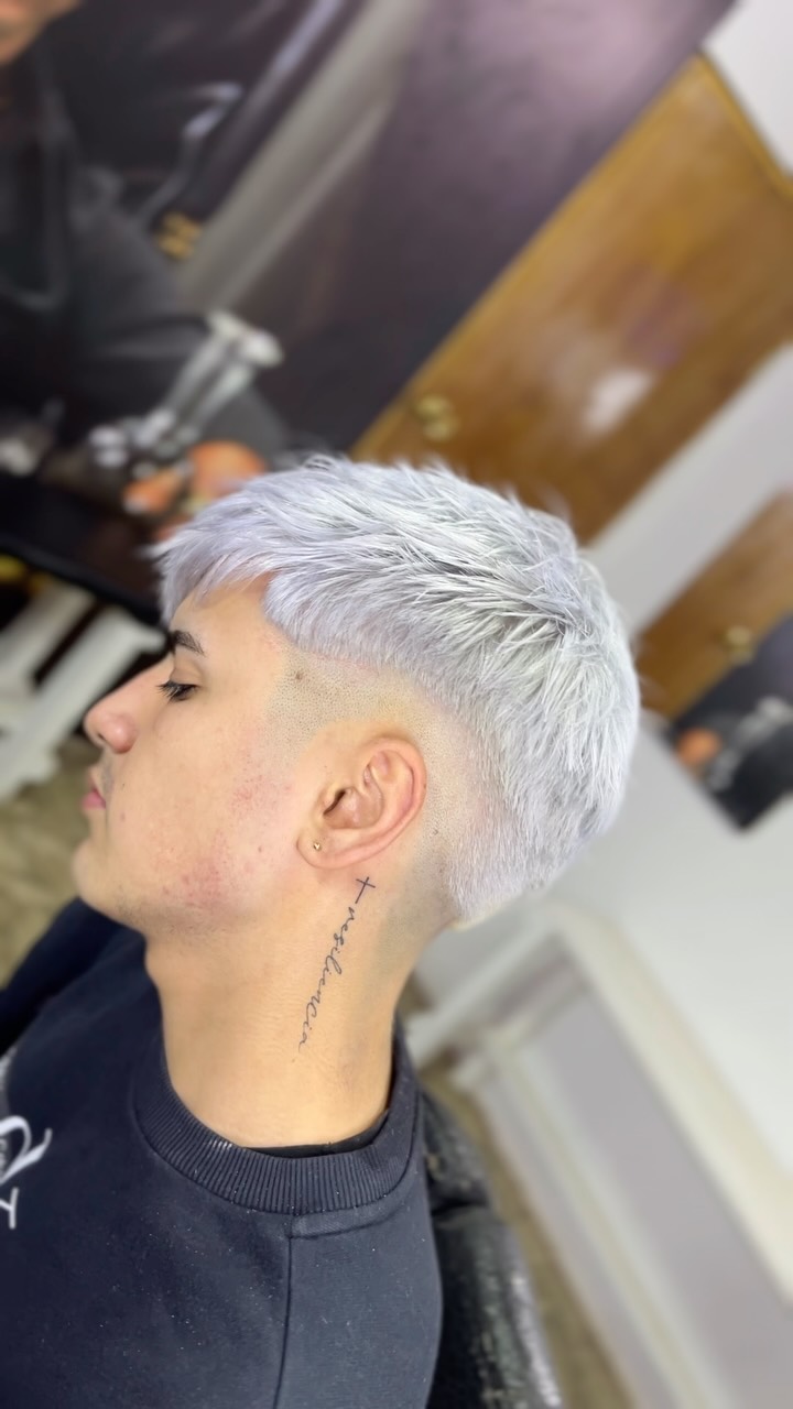 Platinado global, cabello sano y perfecto color❄️
#studio #barber #chile #colorimetria #platinado en Studio Luxury, Talagante