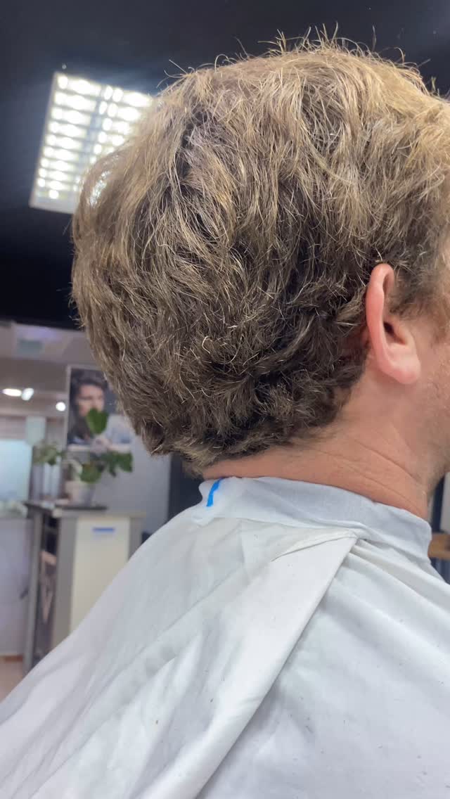Un viejo amigo nos volvió a visitar después de mucho tiempo, donde claramente su cabello venía muy largo, sin mucha forma y un tanto dañado. Nos pidió un degradado sutil y un largo que le mantuviera volumen en la parte superior. 
Que les pareció a ustedes el resultado ? 
.
Nosotros felices que nuestros clientes y amigos confíen su imagen en FERRAZA 
.
Quieres un cambio de look ? 
AGENDA TU CITA VIA MENSAJE DIRECTO 
.
Nos vemos en FERRAZA 
FERRAZA ES TU CASA ! 
.
#hombre #ferraza #cambiodelook en Barbería Ferraza, Viña del Mar