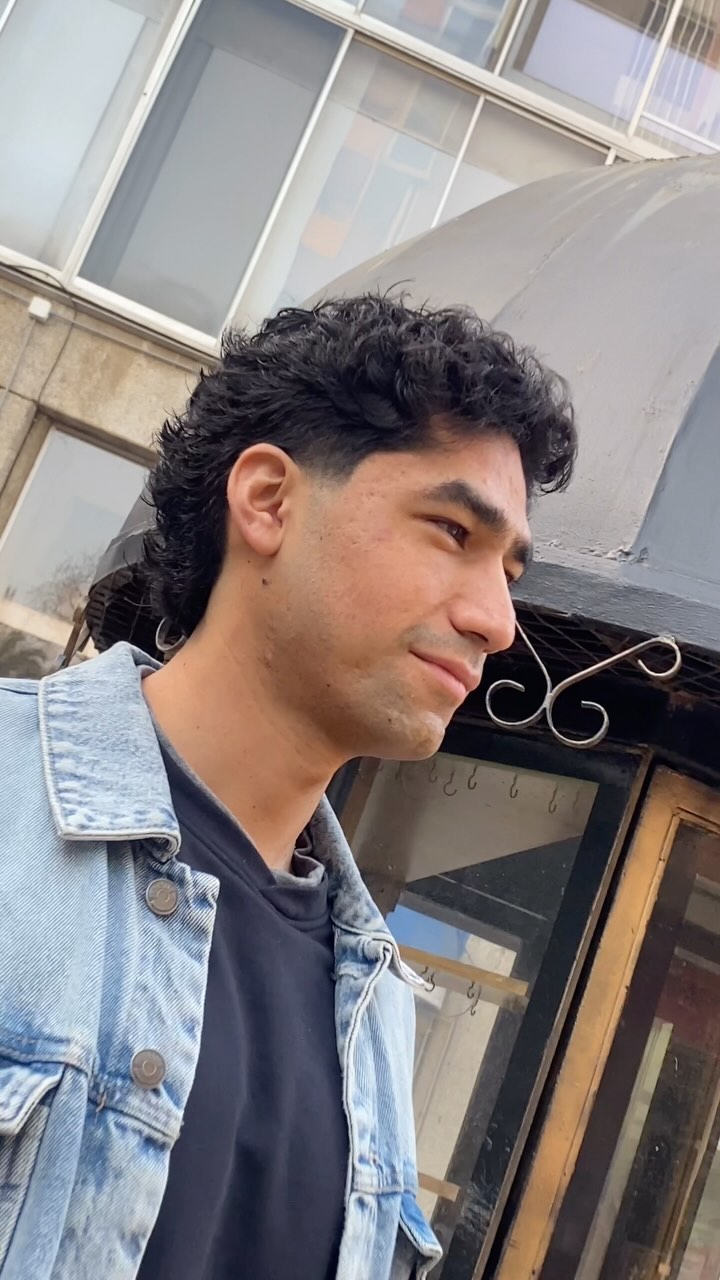 CORTE FERRAZA 👌🏼✂️✂️✂️
.
.
.

#viñadelmar #cortes #cortedecabello #hairtyle #barberia #salon #hombres #style #mullet #clasicc #avlibertad #instagram #reels en Barbería Ferraza, Viña del Mar