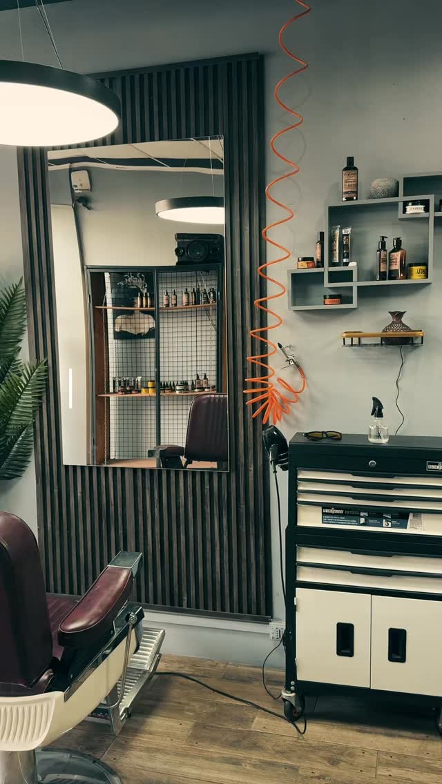 ✨ VEN A VIVIR LA EXPERIENCIA KRONNOS STUDIO ✨

Más que un corte, una experiencia. 💈🔥
Un espacio diseñado para que te relajes, renueves tu estilo y salgas con la mejor versión de ti mismo. Desde el primer momento, en Kronnos Studio nos preocupamos de cada detalle para entregarte una atención personalizada y un resultado que marque la diferencia

📍 Agenda tu hora y descubre por qué nuestros clientes vuelven una y otra vez.

📲 Reserva tu hora 

#KronnosStudio #BarberiaChile #BarberShop #ExperienciaKronnos #CorteDeCabello en Kronnos Studio Limache, Limache