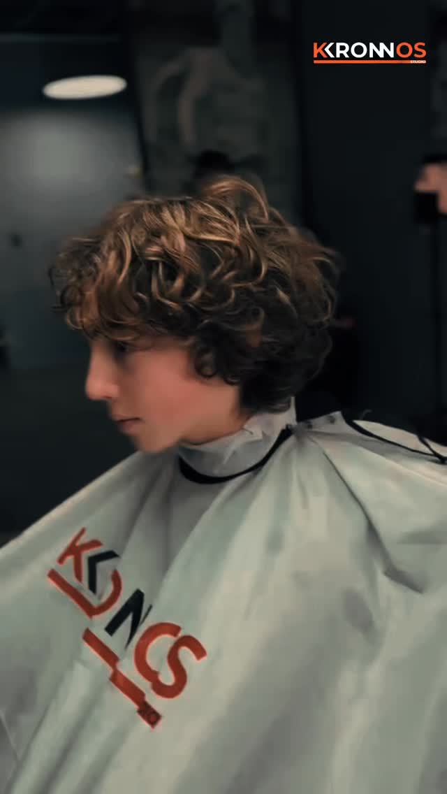 ✨ Una nueva imagen puede cambiar mucho más que tu cabello. ✨

Mira esta increíble transformación y descubre cómo el corte perfecto puede resaltar tu estilo, personalidad y confianza. 💈🔥

Aprovecha nuestra promoción especial de $10.990🔥

📲 Agenda tu hora y vive tu propia transformación

#KronnosStudio #Peñablanca #BarberiaChile #CambioDeLook #TransformacionCapilar en Kronnos Studio Limache, Limache