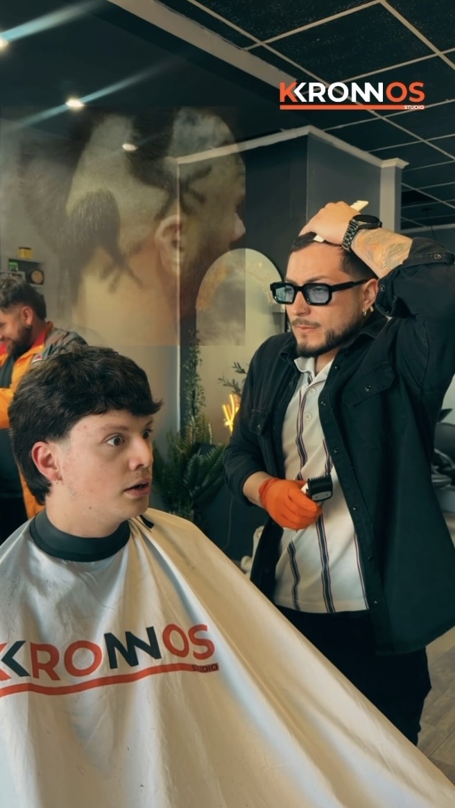 😂 Todo sea por Cuchita 😂

A veces la cara de preocupación no tiene nada que ver con el corte. En Kronnos Studio nos tomamos el trabajo en serio… aunque nuestra mente de repente se vaya a otro lado. 💈😅

¿También te imaginas lo peor cuando ves una cara seria? 👀😂

#KronnosStudio #BarberiaChile #barberia #HumorBarbero #limache en Kronnos Studio Limache, Limache