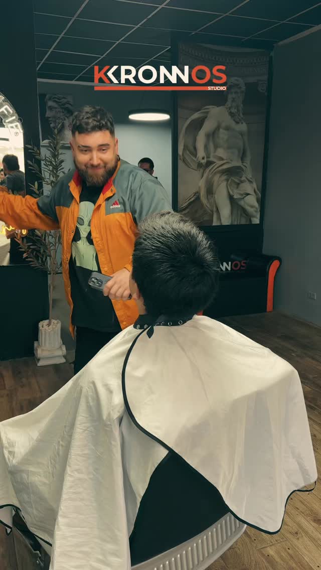 No prometemos milagros😂
pero sí sacar tu mejor versión. 🔥

Etiqueta a ese amigo que siempre llega con referencias imposibles 👇😂

📲 Agenda tu hora y deja tu cabello en manos de profesionales.

#KronnosStudio #Barberia #HumorBarbero #POV #BarberShop en Kronnos Studio Limache, Limache