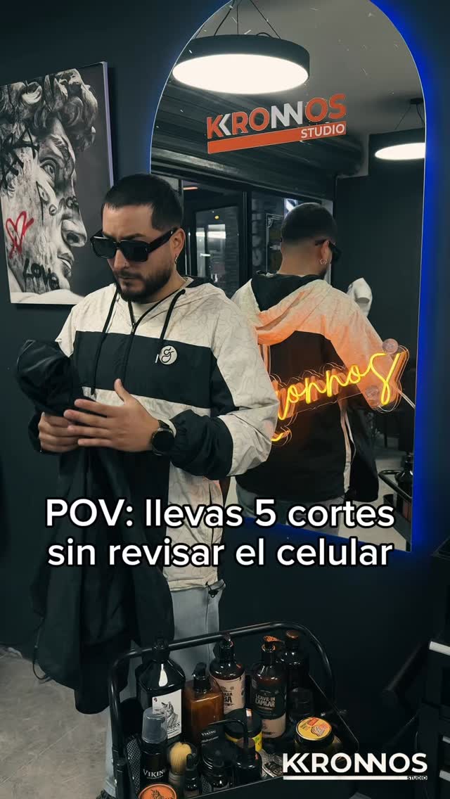 Cuando estás concentrado dejando a tus clientes impecables, pasan cosas que es mejor no saber hasta después. 🤣✂️

¿Quién más se identifica?

👀 Etiqueta a ese barbero que desaparece del mundo cuando está trabajando.

📲 Y si te toca corte esta semana, agenda tu hora ahora mismo 

#KronnosStudio #BarberiaChile #Barbero #HumorDeBarberos #BarberLife en Kronnos Studio Peñablanca, Villa Alemana