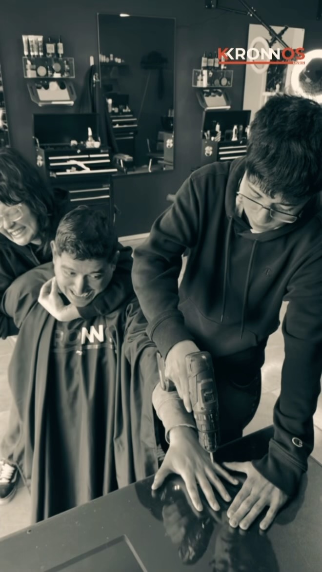¡Tranquilo! 😂 En Kronnos Studio no nos tomamos el humor en serio… 
¡los dedos se quedan donde están! ✂️🤣

Si ya te toca un corte de verdad, agenda tu hora y déjanos tu estilo en manos de profesionales🔥

#KronnosStudio #Barberia #Humor #ReelsChile #CorteDeCabello en Kronnos Studio Peñablanca, Villa Alemana