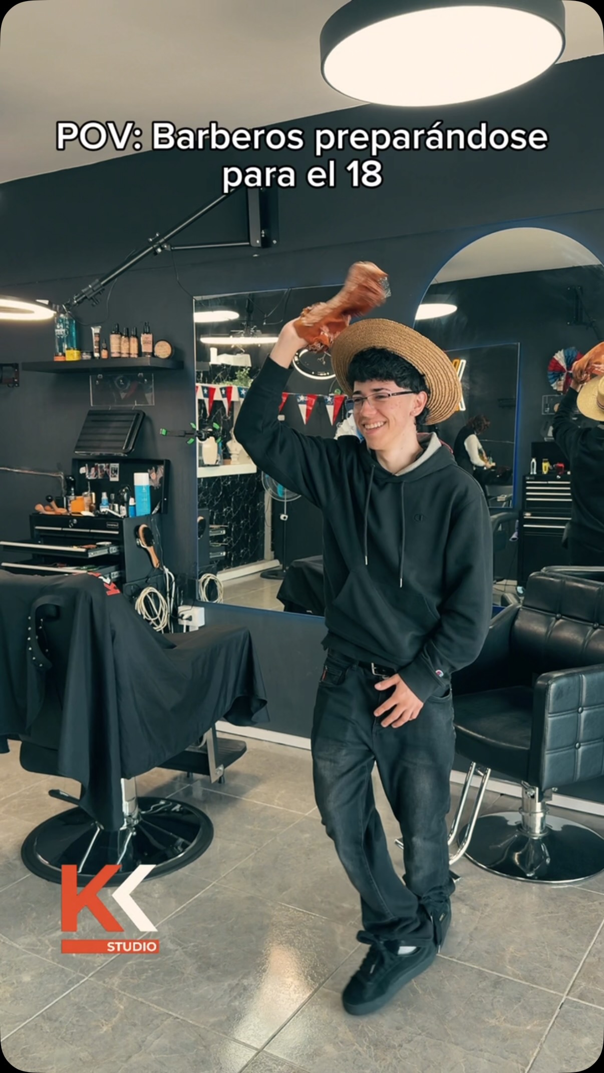 🇨🇱✂️ POV: La barbería preparándose para vivir el 18 como corresponde 🔥

Dejando todo listo para recibirte con el mejor estilo, buena energía y el corte que necesitas para celebrar estas Fiestas Patrias💈✨

📲 Reserva tu hora y llega al 18 con tu mejor versión.

#BarberiaChile #CorteConEstilo #FiestasPatrias #BarberosChile #Modo18 en Kronnos Studio Peñablanca, Villa Alemana