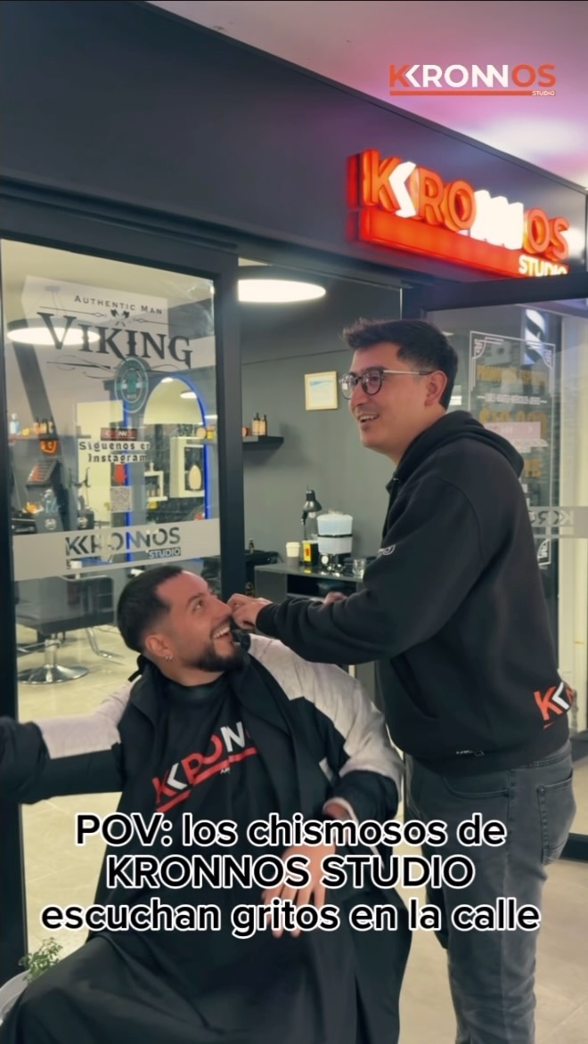 No diremos que somos chismosos… 👀
pero si se escucha un grito afuera, ahí estaremos😂

¿Quién más hace lo mismo? Etiqueta a ese amigo que no se pierde ningún chisme 😅✂️

Agenda tu próxima visita 📲

#KronnosStudio #Barbería #Humor #Barberos #ReelsChile en Kronnos Studio Peñablanca, Villa Alemana