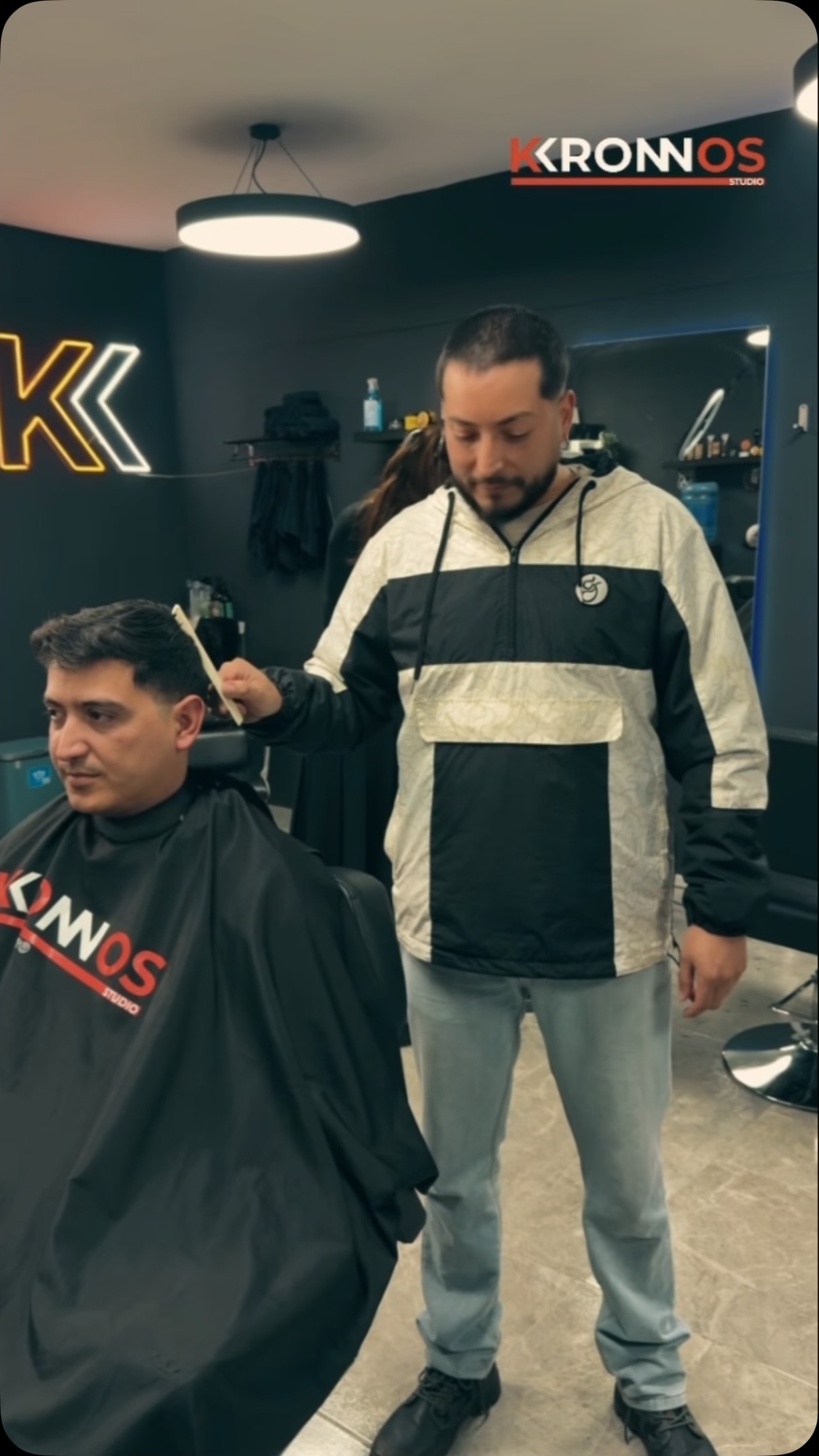 😂 En Kronnos Studio nunca sabemos cómo va a terminar el día… pero las risas nunca faltan🤣💈

Si buscas un buen corte, un buen ambiente y salir con una sonrisa, este es tu lugar
¡Agenda tu hora y ven a vivir la experiencia! ✂️

#KronnosStudio #Barbería #Humor #ReelsChile #CorteDeCabello en Kronnos Studio Peñablanca, Villa Alemana