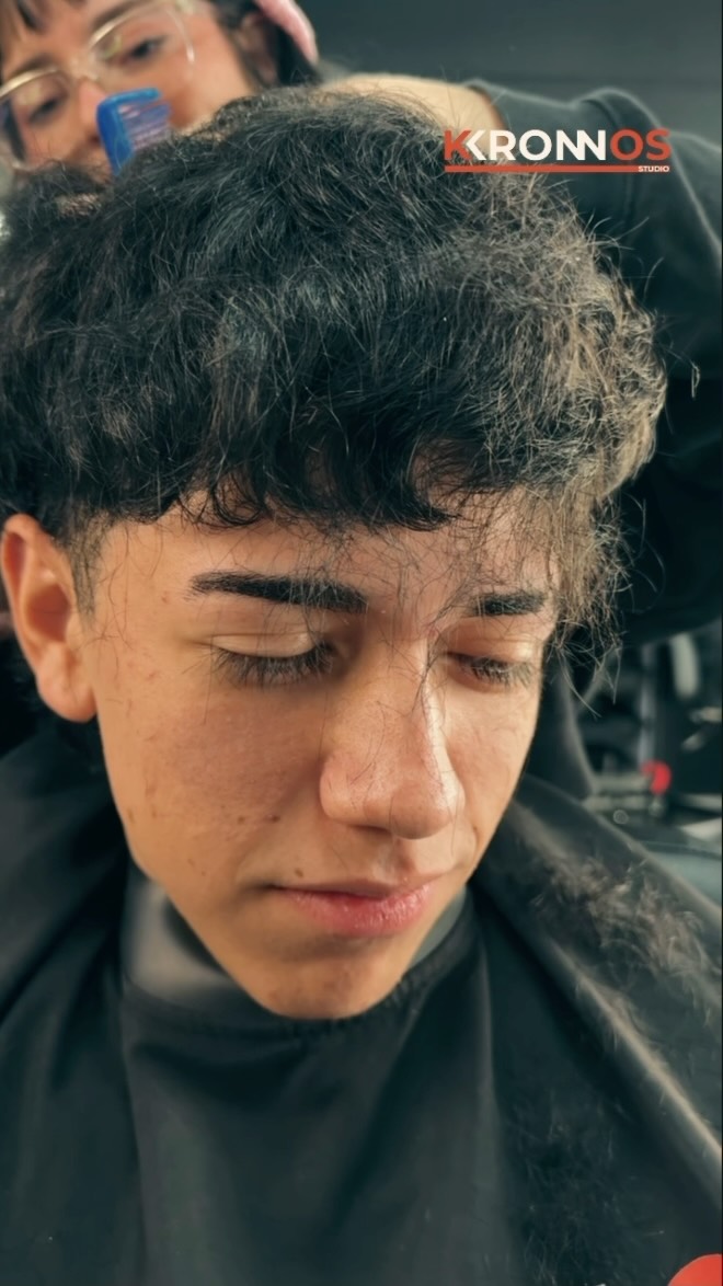 🚫 En Kronnos Studio eso no pasa… o al menos eso intentamos. 😂💈

Porque un buen corte también significa cuidar cada detalle. 😎✂️

Ven a vivir la experiencia de una barbería donde el estilo sí se nota… y el pelo se queda donde corresponde. 👌🔥

📍Agenda tu hora y compruébalo.

#KronnosStudio #BarberiaChile #humor #CorteMasculino #chile en Kronnos Studio Peñablanca, Villa Alemana