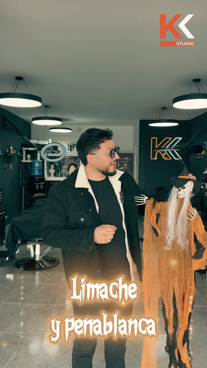 🎃👻 ¿Quieres mejorar tu disfraz de Halloween? 💈🔥

¡Ven a Kronnos Studio  y dale el toque final a tu look! ✂️ Además, pasa por tus dulces y disfruta de Halloween con nosotros. 🍬🕸️

📍 ¡Te esperamos!

#KronnosStudio #Halloween #peñablancacity #Barbería #TrucoOTrato en Kronnos Studio Peñablanca, Villa Alemana
