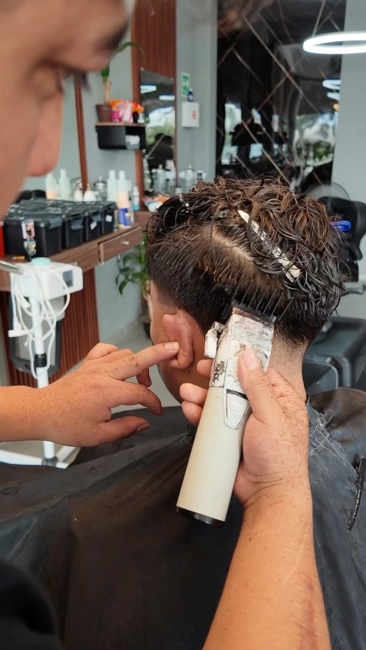 No cambiamos tu cabello… cambiamos cómo te sientes cuando te paras frente al espejo. 🔱

Esta es tu señal para encontrar tu look 👇

#MontecarloBarberClub #barberlifestyle #transformacion #estilomasculino #barberiapuebla en Montecarlo Barber Club
