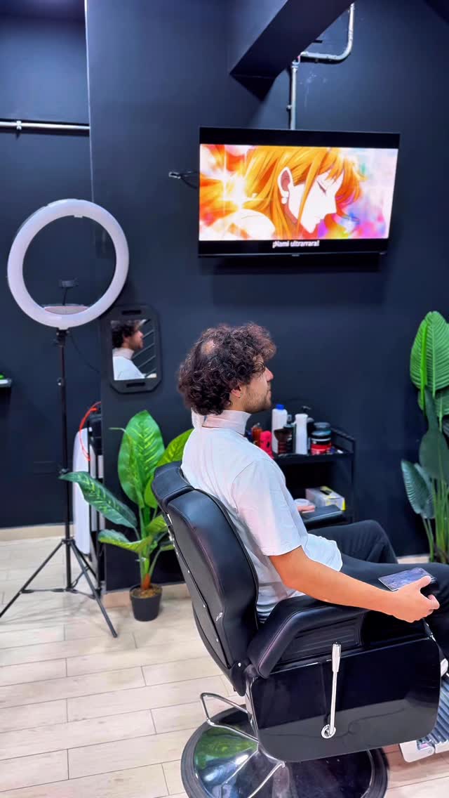 Cambios.. cambios .. y más cambios!!

Mullet con acabados naturales.. No todos quieren algo marcado.. no todo debe ser FADE bien pulido y liso.. hay gente que ama lo natural.. Y también podemos lograrlo 💪🏽 en Oren Barber, Viña del Mar