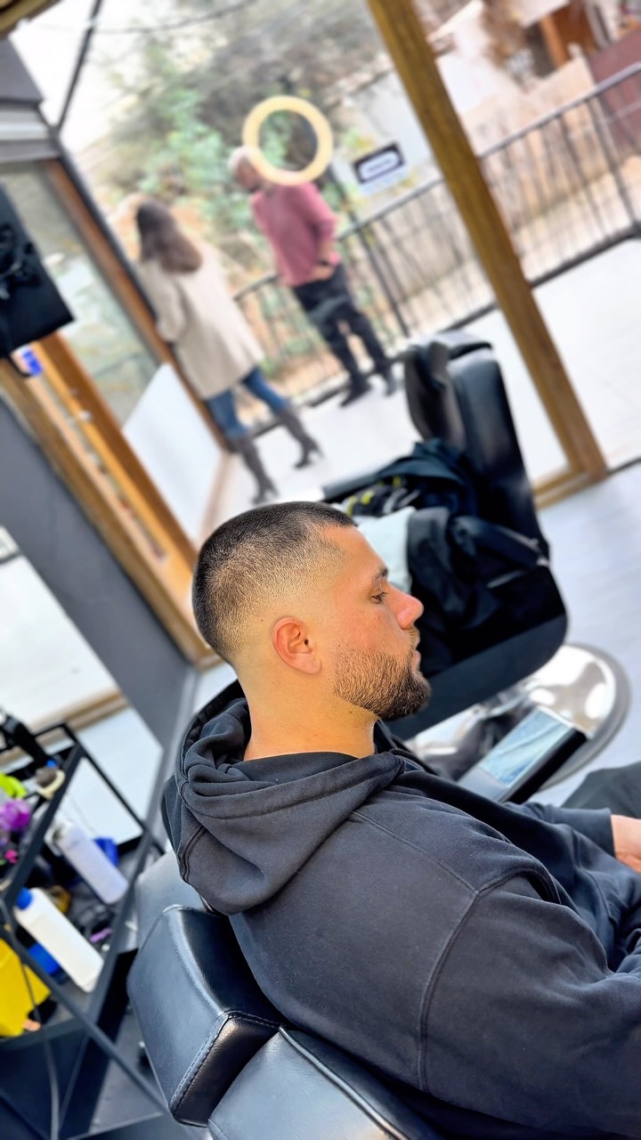 Buzz cut + Barba 🎩

Un resultado de ✂️ @nazirobcl en sesión de perfeccionamiento con @guticutz_ en Villa Alemana ❗️ en Oren Barber, Viña del Mar