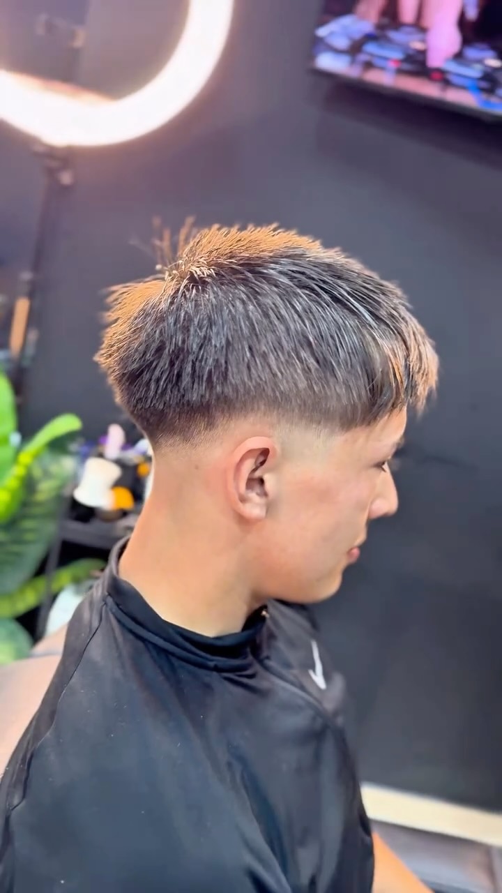 El Mid-Fade siempre es el corte más pedido.. Y por qué ? Por su VERSATILIDAD y estilo!

✂️ Por @diegovaras.barber en Oren Barber, Viña del Mar