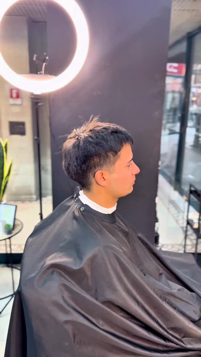 Cada cliente es una nueva opción de encontrar un cambio look nuevo, una sonrisa, buena onda y un lazo de confianza mutua que se genera en el tiempo ⏳

✂️ Por @nazirobcl en Oren Barber, Viña del Mar