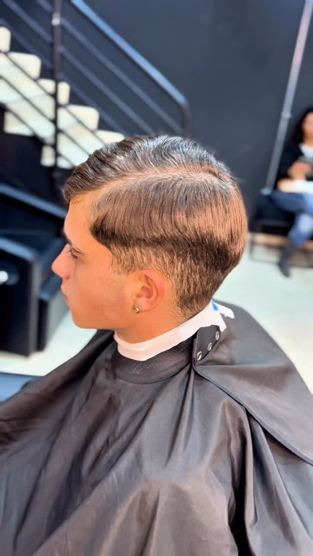 Conectar, pulir, un acabado final con líneas terminaciones.. No solo es hacer cortes tendencias.. es lograr el resultado que el cliente busca, sin importar su estilo.

✂️ Por @vichokkofade_ en Oren Barber, Viña del Mar