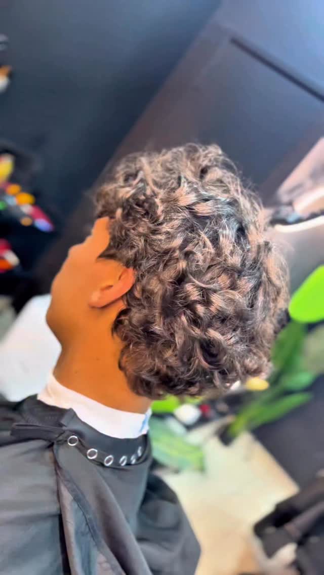 Cambios bien RADICALES ‼️

✂️ Por @vichokkofade_ en Oren Barber, Viña del Mar