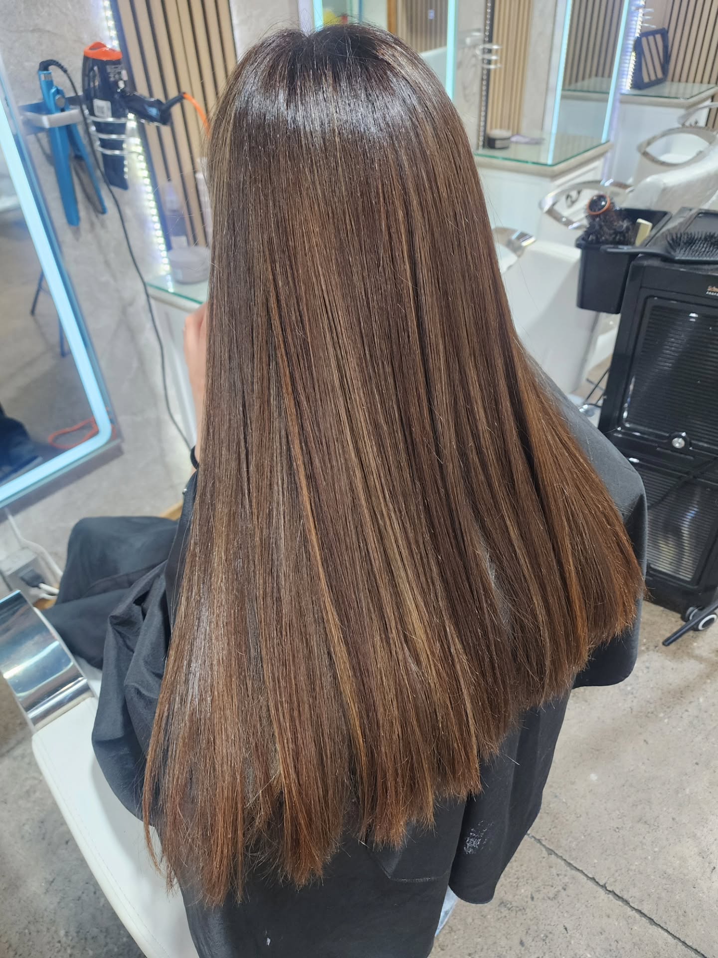 En esta oportunidad realizamos Corrección de un trabajo mal realizado.  Nuestra clienta buscaba iluminar un poco su color natural. Babyligth y Corrección de fondo para este hermoso cabello.
Paciencia, amor y profesionalismo siempre con la mejor coloración y cuidado @schwarzkopfpro.chile y @viutychile
Trabajo realizado por Dominique en Salón Amanda, Pudahuel