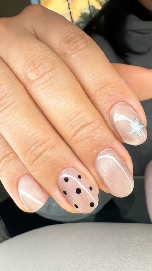 ✨ Elegancia que habla por sí sola ✨🤍
Uñas en tonos nude con un toque de brillo, delicados lunares y estrellas que le dan ese detalle especial. ✨
Un diseño sutil, femenino y perfecto para lucir unas manos impecables. 💅🏻🤍

@nails_angelacontreras

📍 Salón Amanda
💌 Agenda tu hora y déjate consentir.

#SalonAmanda #Uñas #NailArt #UñasNude #Manicure NailsChile UñasBonitas NailInspiration ManosPerfectas en Salón Amanda, Pudahuel
