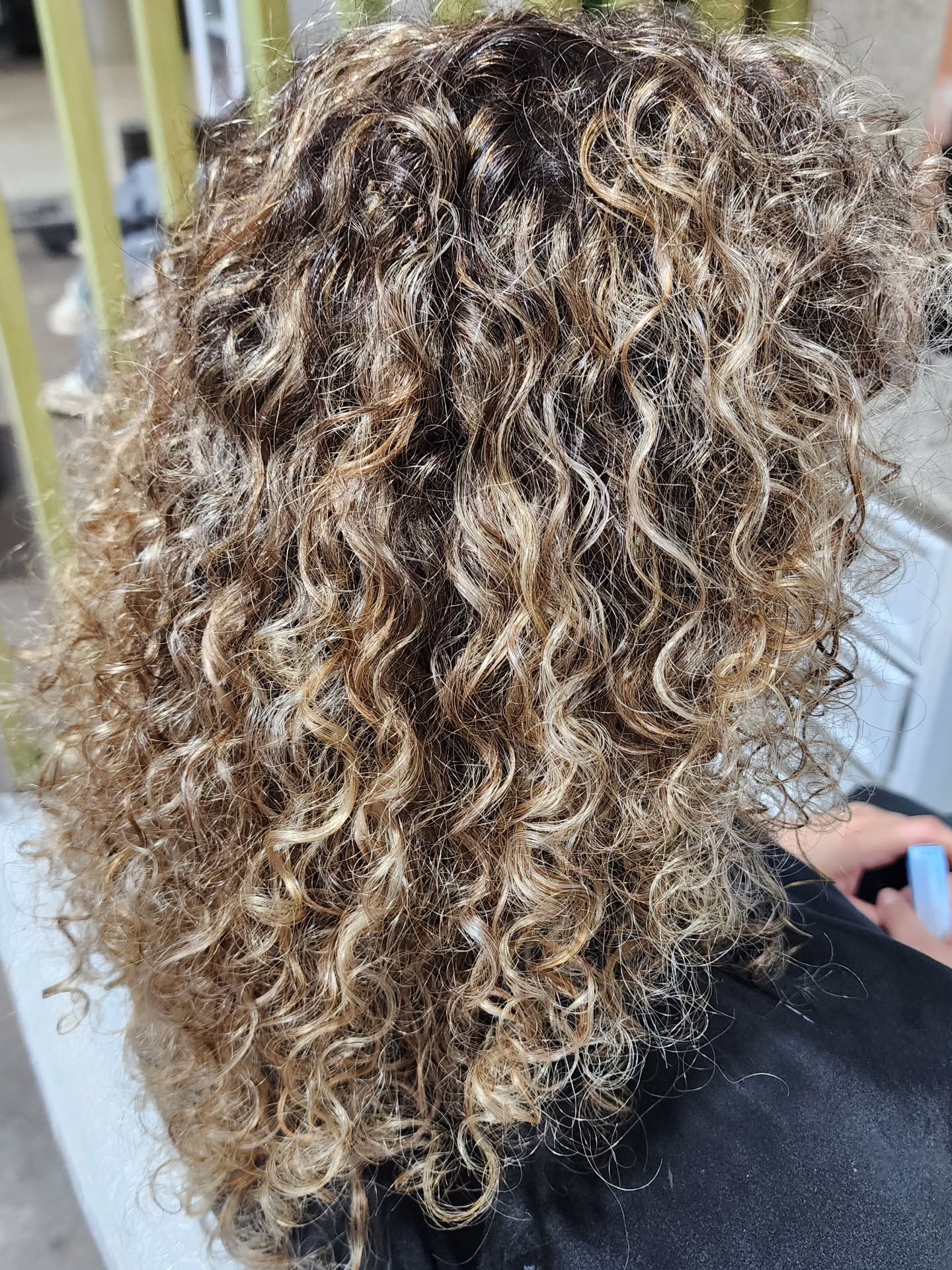 Para iluminar caballos crespos , finos y procesados, es importante una decoloración controlada,  con  oxidante bajo y una buena hidratación post trabajo químico. 
Amamos el resultado 💛, rulitos definidos y muy iluminados. 
Desliza para ver el antes➡️

Trabajo realizado por Dominique en Salón Amanda, Pudahuel
